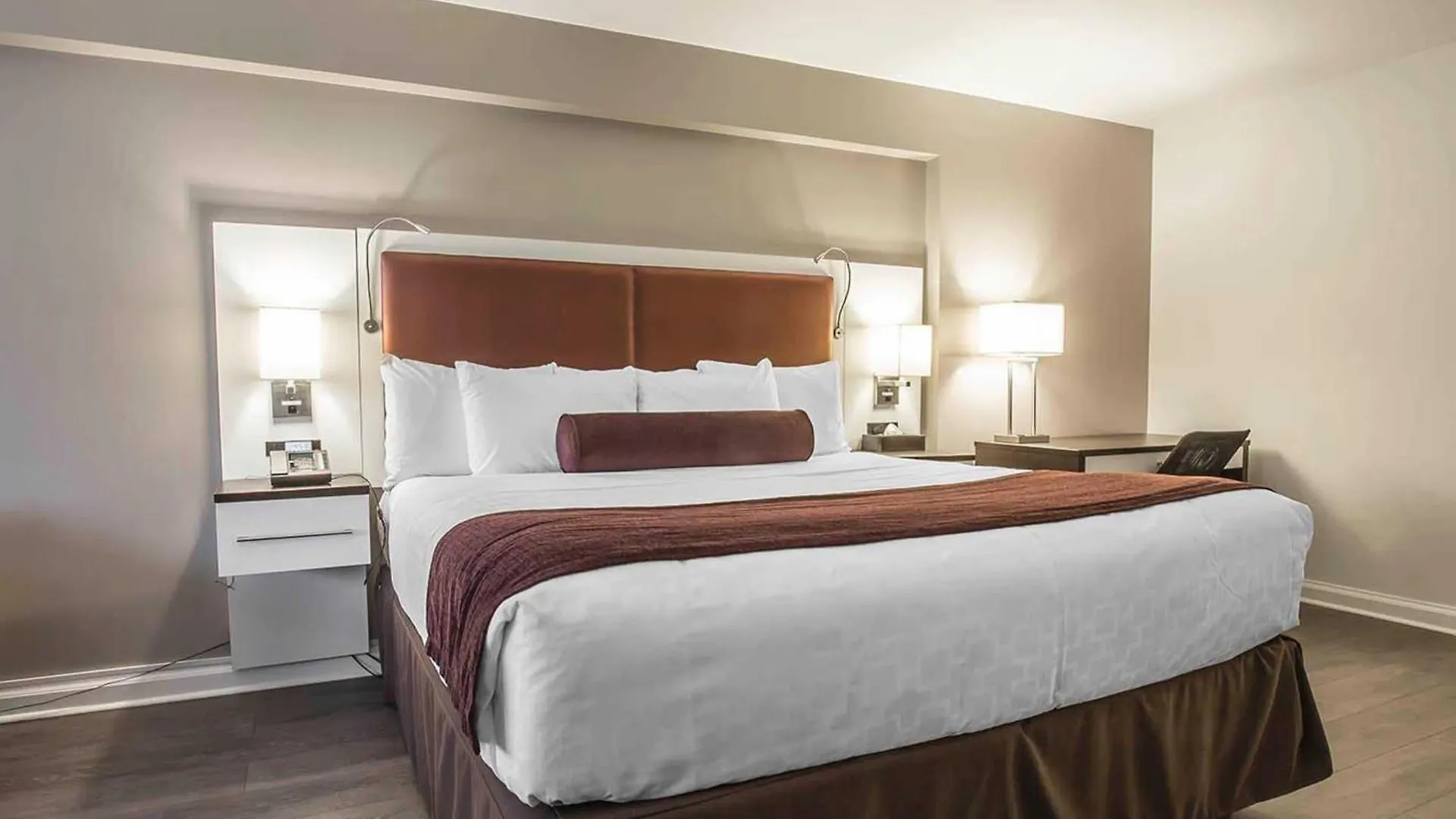 ***  The Saint James Hotel, Ascend Hotel Collection Toronto Canada